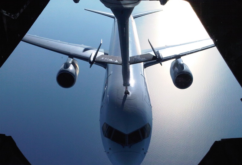 Boeing C-32B tanks up